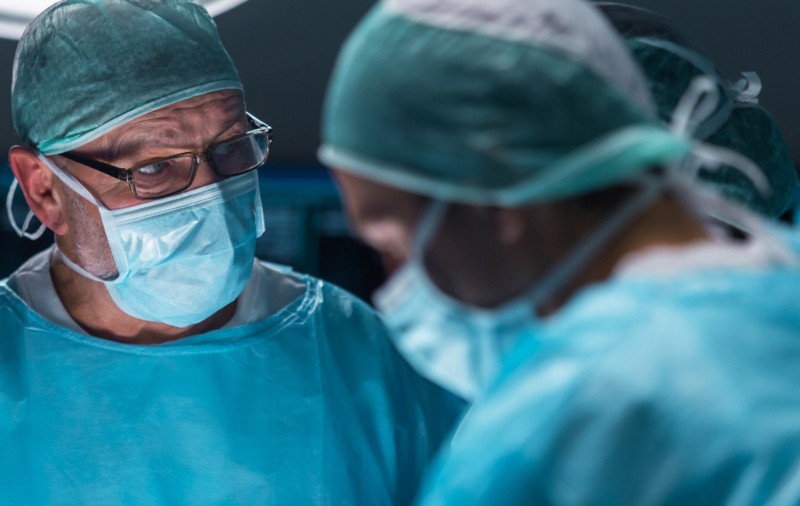 Doi medici au implantat peste 180 de dispozitive cardiace extrase de la cadavre și sunt judecați acum de Parchetul General