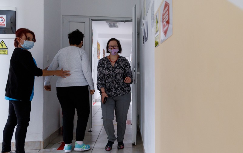 „Acum sunt atașată de ei, gata. Nu mai plec nicăieri”. Oana, fata cu sindrom Down, angajată în ciuda șanselor de 0,2%