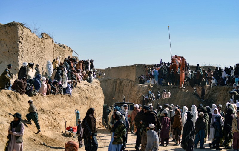 Băiețelul din Afganistan blocat de marți într-un puț a murit înainte să ajungă salvatorii la el