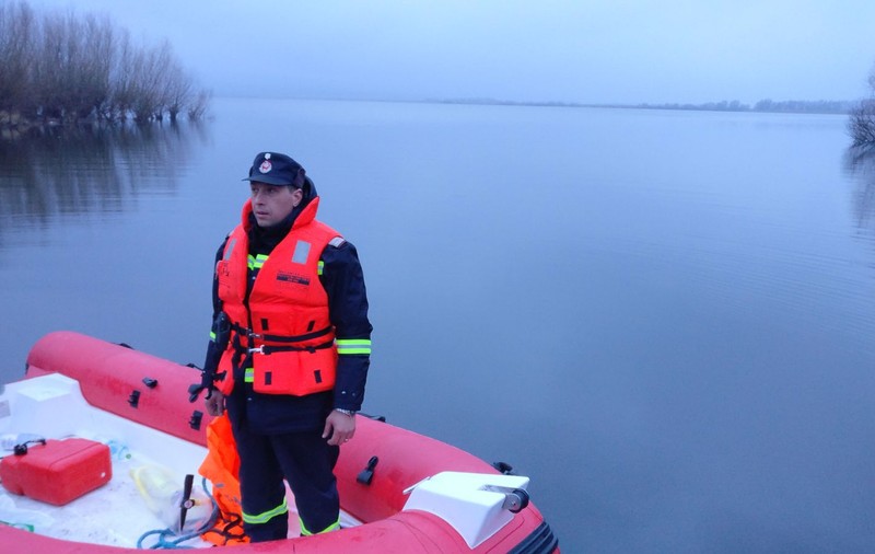 Tulcea: Un bărbat a murit după ce a vrut să testeze un nou motor de barcă. Amicul său a suferit un șoc hipotermic/ FOTO