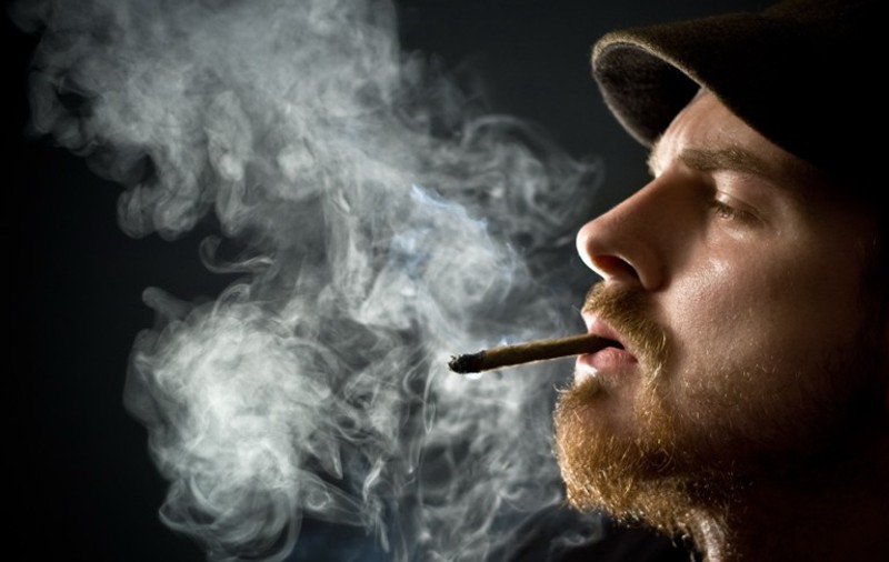 Culmea tupeului. Un bărbat trăgea dintr-un joint cu marihuana chiar în faţa poliţiştilor de frontieră!