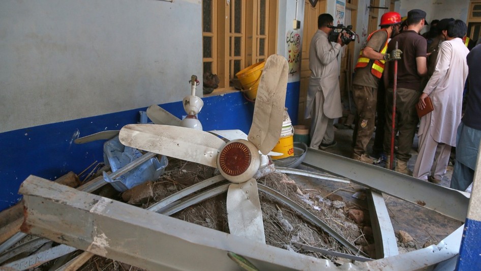 Operațiunile de salvare și dărâmăturile de la o școală privată din Peshawar, Pakistan, unde s-a prăbușit acoperișul.