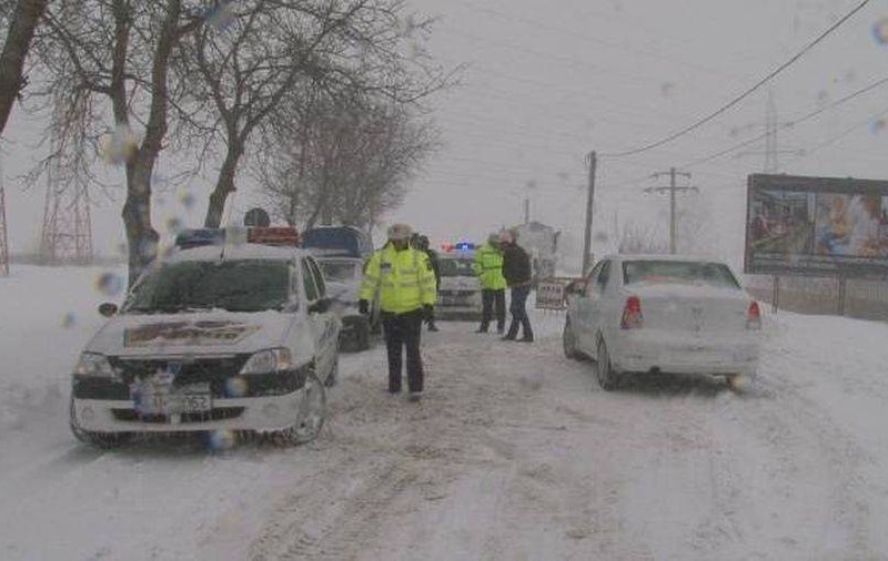 CIRCULAŢIE RESTRICŢIONATĂ, pe mai multe drumuri, din cauza ploii şi a NINSORILOR!