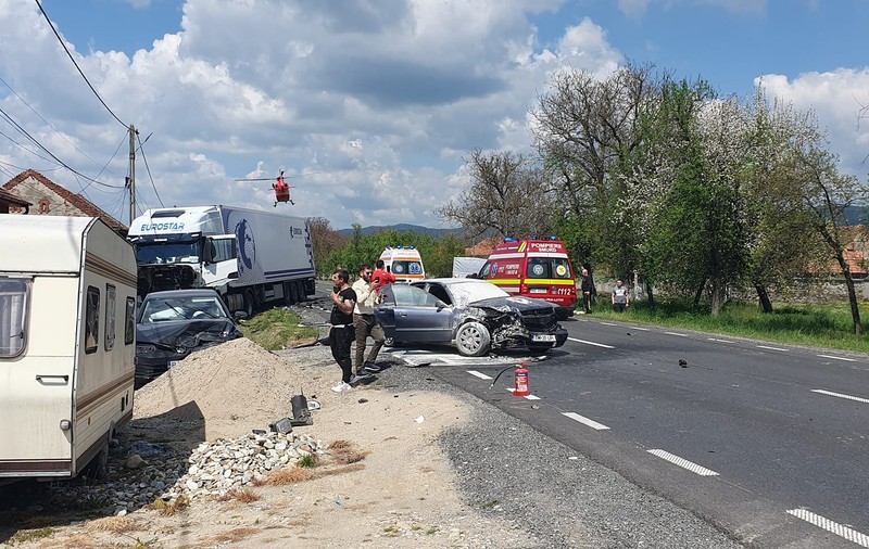 Accident grav pe DN 6, între Caransebeş şi Lugoj. O persoană a murit şi alte patru au fost rănite