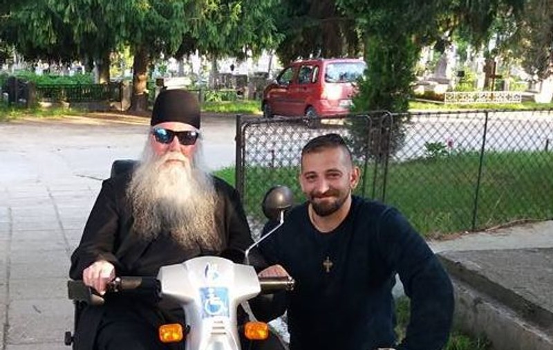 Imagine inedită la Mănăstirea Cernica. Un preot cu ochelari de soare face poze cu turiștii