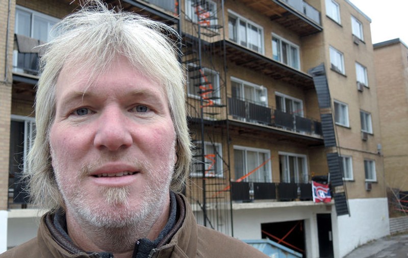 Lucian Bute riscă să înfunde pușcăria, după ce doi oameni au murit ca urmare a prăbușirii de pe balconul apartamentul său. ”Întreținerea locuinței e obligația proprietarului!”, acuză directorul de la Amenajări Urbane. Canadienii l-au luat la ochi pe gălățean! / GALERIE FOTO