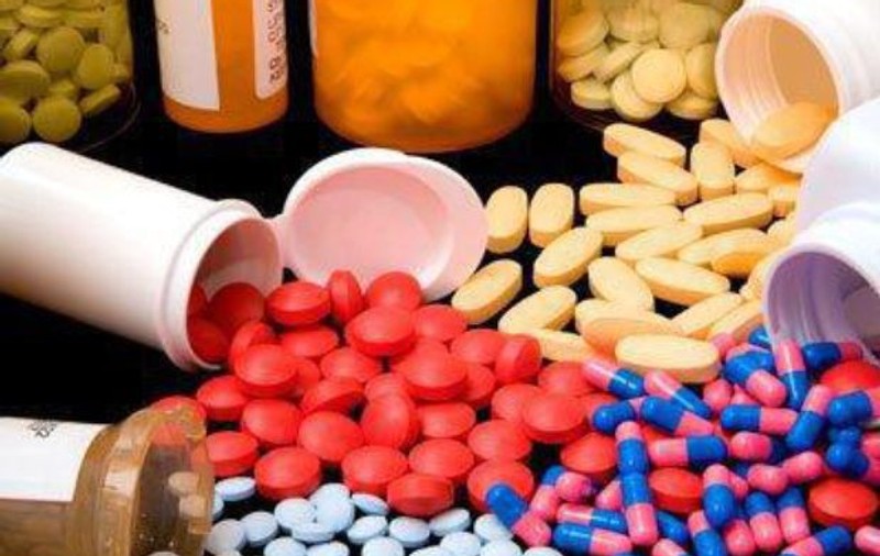 Românii iau medicamente ”după ureche”, la ”recomandări” de pe internet, la sfatul prietenilor sau pentru că ”oricum le au în casă”