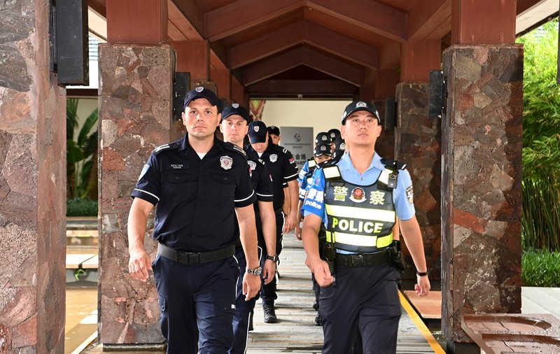 China antrenează mii de polițiști străini și trimite consultanți pentru a crea o lume după modelul său de securitate