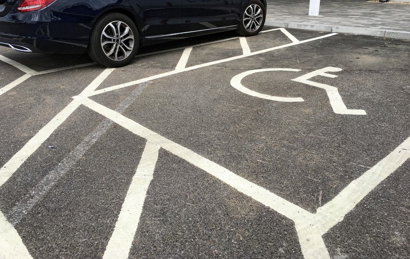 Plângere penală pe numele unui șofer care a ocupat locul de parcare al unei persoane cu handicap. „A accelerat spre mine cu intenția de a mă lovi”