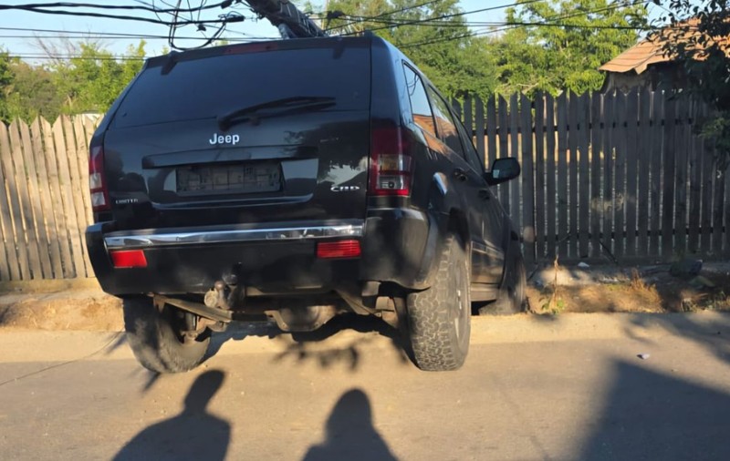Un șofer care circula cu numere de înmatriculare false a fugit de poliție până când a intrat cu mașina într-un stâlp, în Teleorman