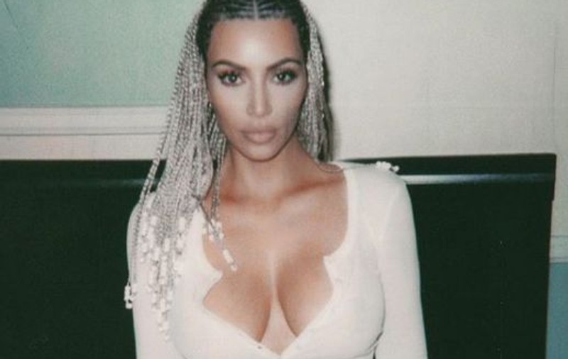 FOTO | Kim Kardashian s-a pozat într-un bikini minuscul. Cu toate că arată spectaculos, a fost aspru criticată. Iată de ce