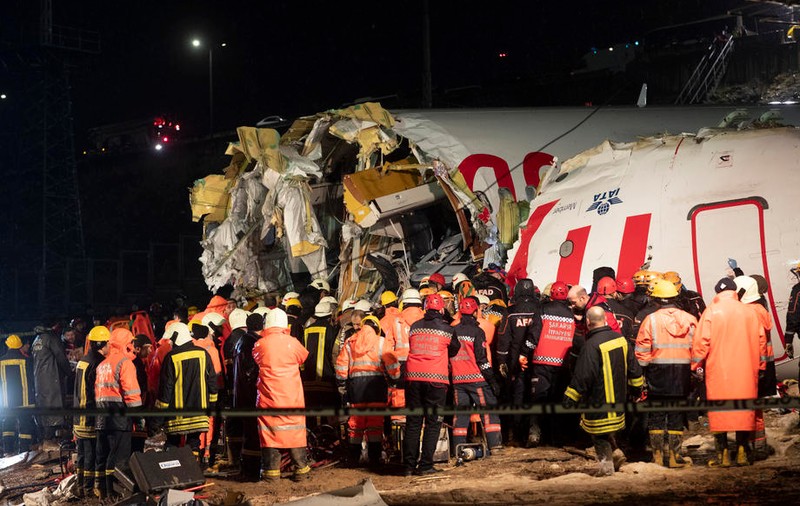 UPDATE | Un mort și 157 de răniți după ce un avion de pasageri s-a rupt în două și a luat foc la aterizarea pe aeroportul din Istanbul