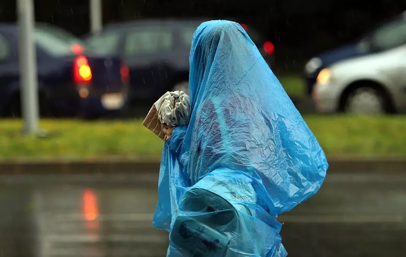 Cod galben de ploi și vijelii în 27 de județe ale țării. În vest și în sud persistă canicula