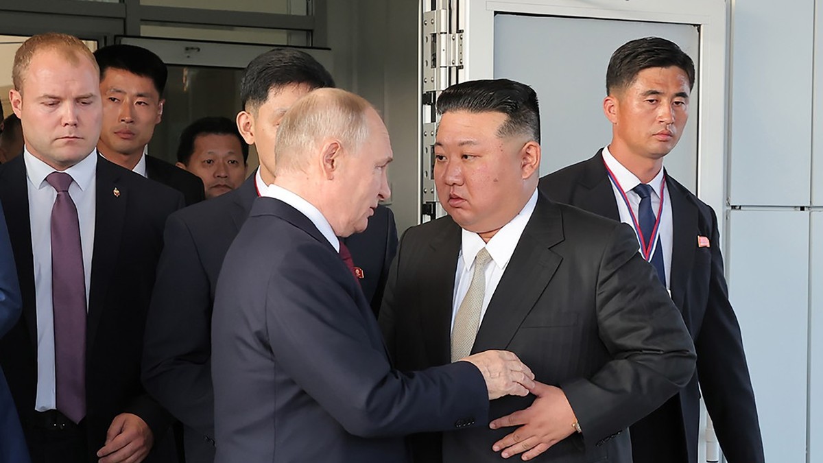 Vladimir Putin și Kim Jong-un surprinși în timpul unei discuții FOTO Profimedia