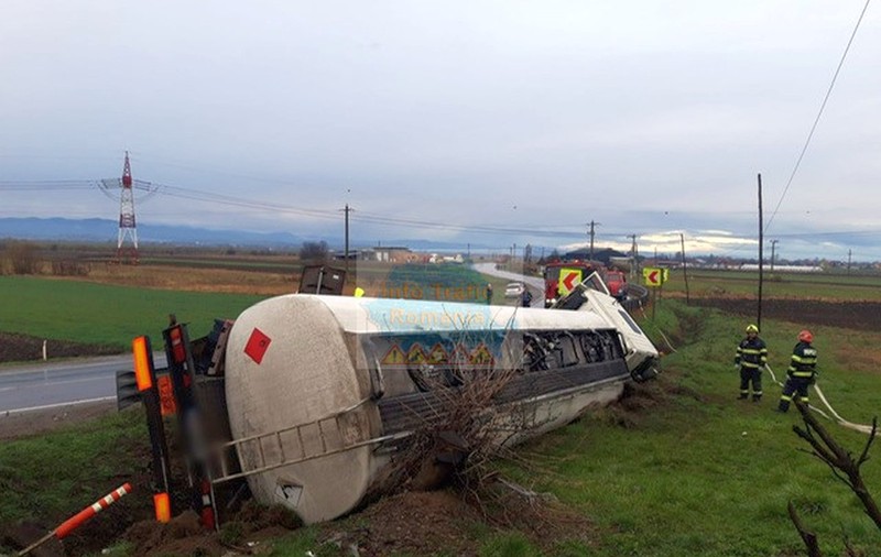 Două autocisterne, dintre care una plină cu motorină, s-au răsturnat pe șoselele din România