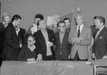 Ion Iliescu și Gelu Voican Voiculescu (în spatele lui), pe 22 decembrie 1989, la TVR, în timpul Revoluției | Foto: Agerpres
