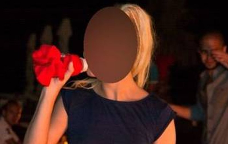 Asta da distracţie! Ce artistă de la noi a ajuns să tragă la măsea cu biberonul? | FOTO