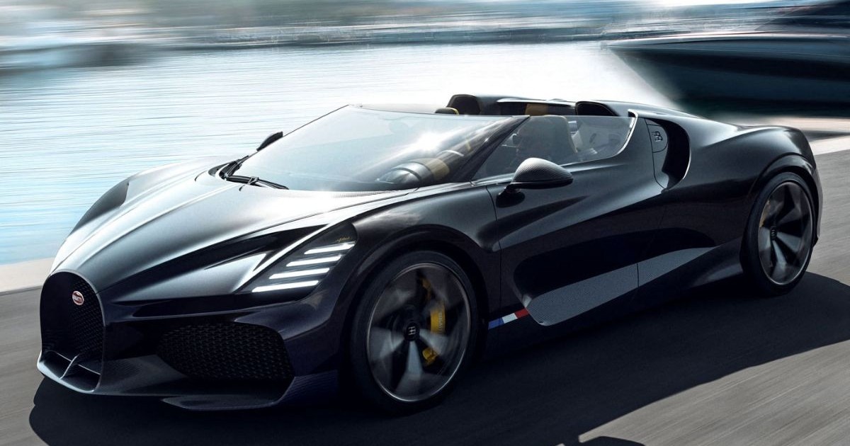 exemplar Bugatti Mistral negru, staționat pe o placă de beton situată lângă un lac