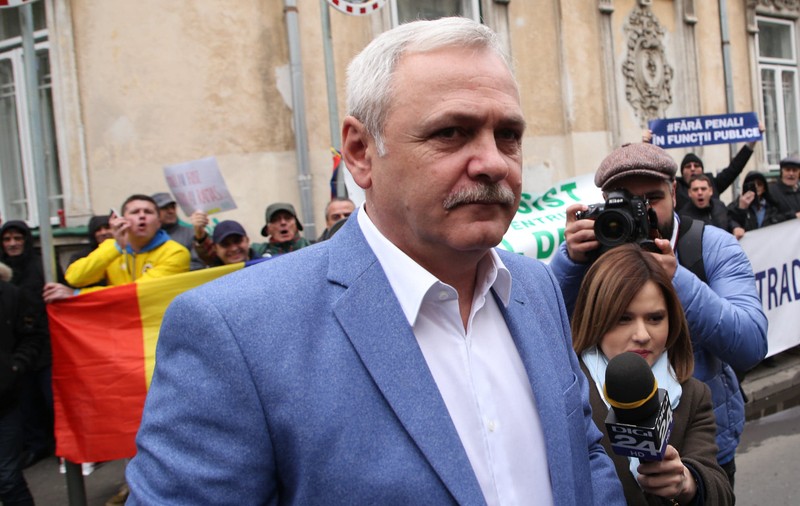 Cum s-a evaporat numele lui Dragnea dintr-o știre Radio România în care liderul PSD apărea drept „condamnat”. „Managerul furios a tunat și fulgerat: «Mai terminați cu Dragnea»”