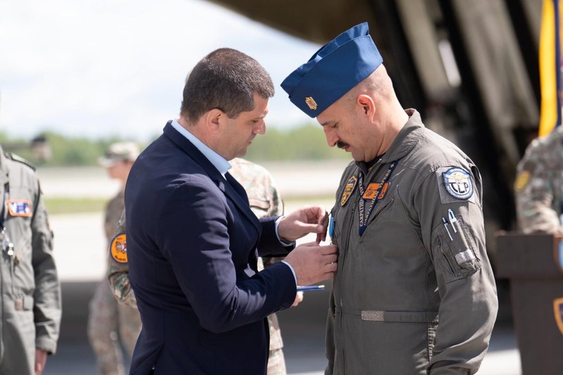 Costel-Alexandru Pavelescu, pilotul de F-16 care a doborât recent o dronă în Estonia, a fost decorat de ministrul Radu Miruță. Foto: MApN