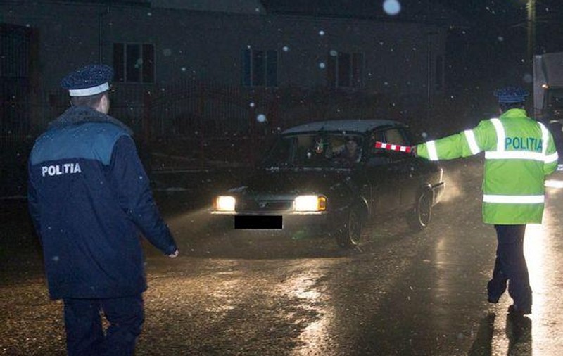 Poliţiştii din Bistriţa şi Cluj în alertă pentru a găsi un şofer care a provocat un accident rutier şi a fugit