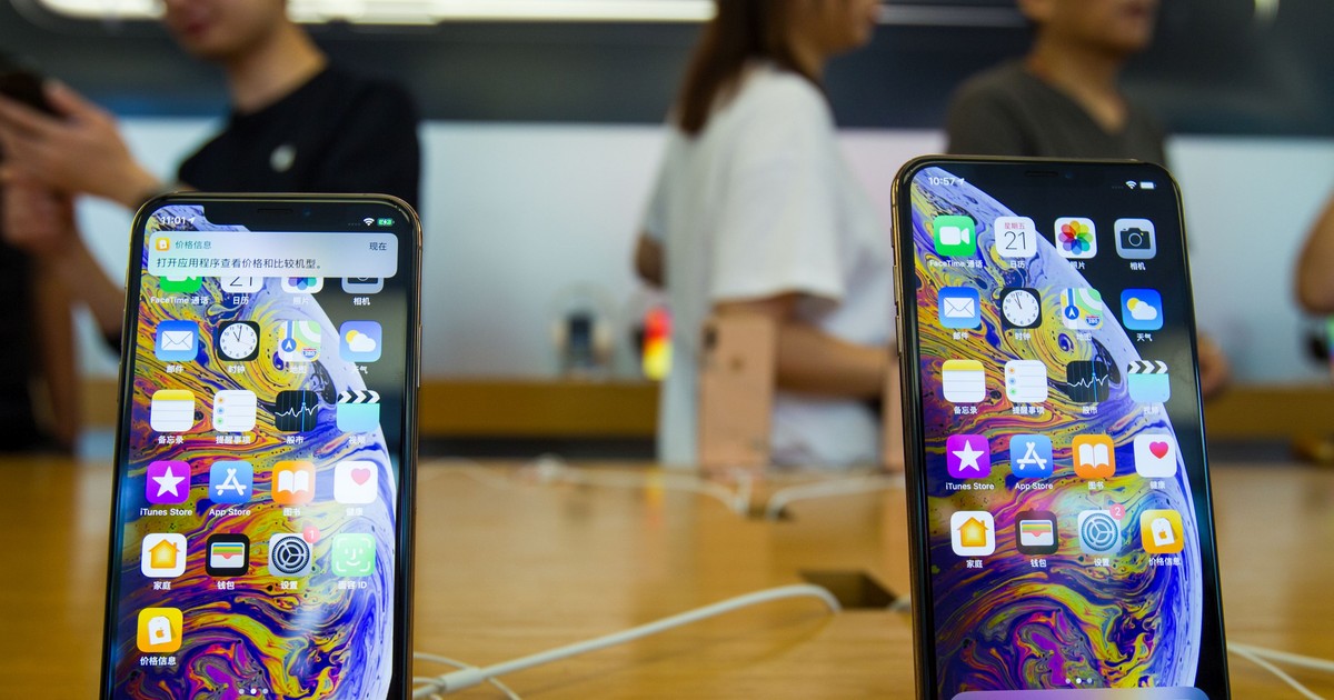 „Legea anti-Apple‟: Rusia cere ca orice smartphone vândut în țară să vină cu software rusesc preinstalat. iPhone-uri într-un showroom