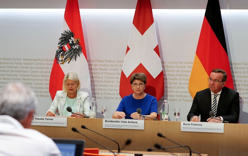 Austria și Elveția, țări neutre militar, își exprimă dorința de a intra în sistemul european de apărare aeriană