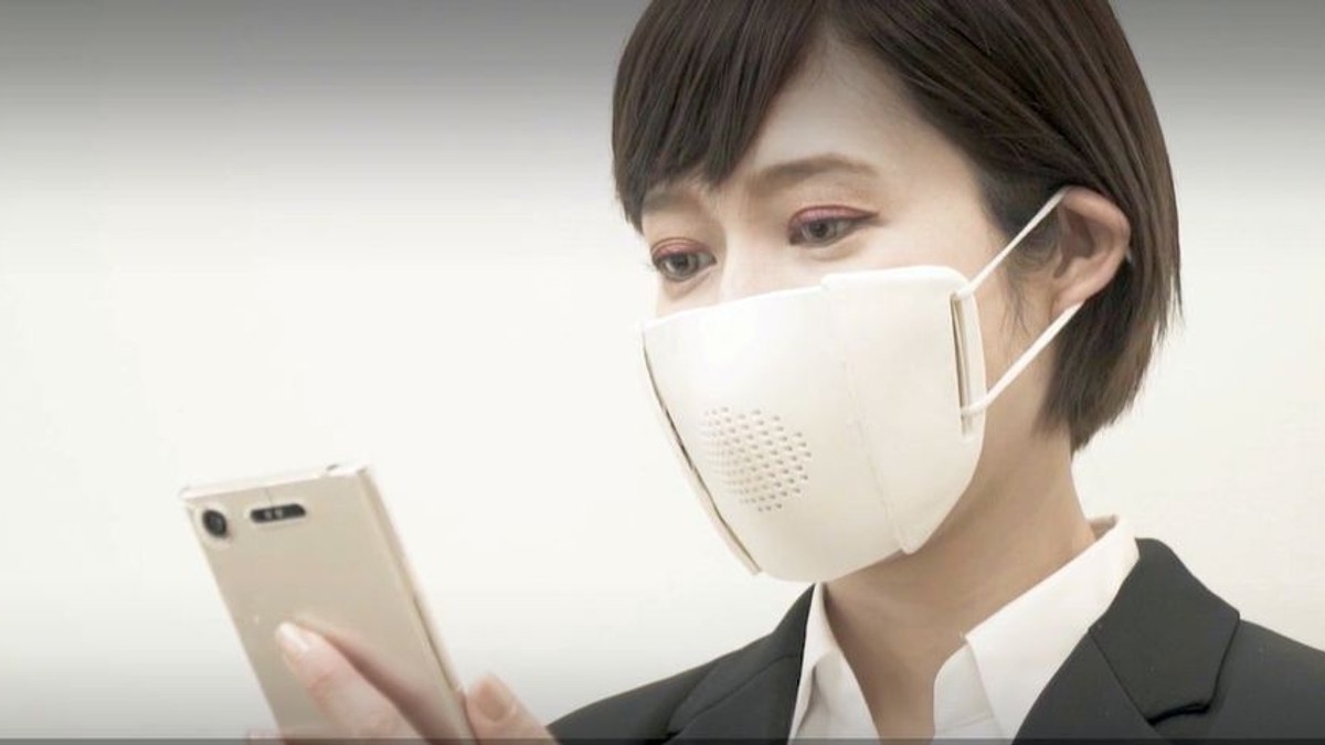 Japonezii au inventat “masca inteligentă”. Aceasta este conectată la smartphone și poate da mesaje sau apeluri telefonice. Japonez[ ]n costum care are masca inteligentă pe față și vorbește la smartphone
