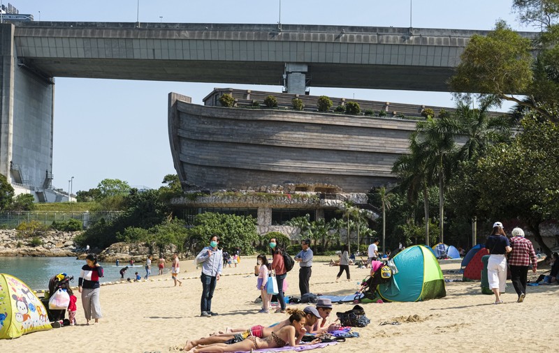 Plajele din Hong Kong, invadate de măști de unică folosință. “O altă povară pe care o lăsăm în urmă pentru generațiile viitoare”