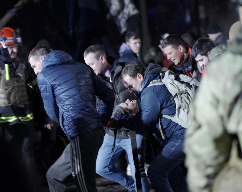 Imagini de la operațiunile de salvare a oamenilor prinși sub ruinele blocului lovit de o rachetă rusească în Dnipro