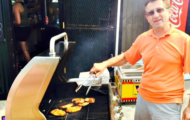 EXCLUSIV/ Un român a dat lovitura în patria fast food-urilor cu o rețetă tipic românească! A făcut hamburgerii... mici!!