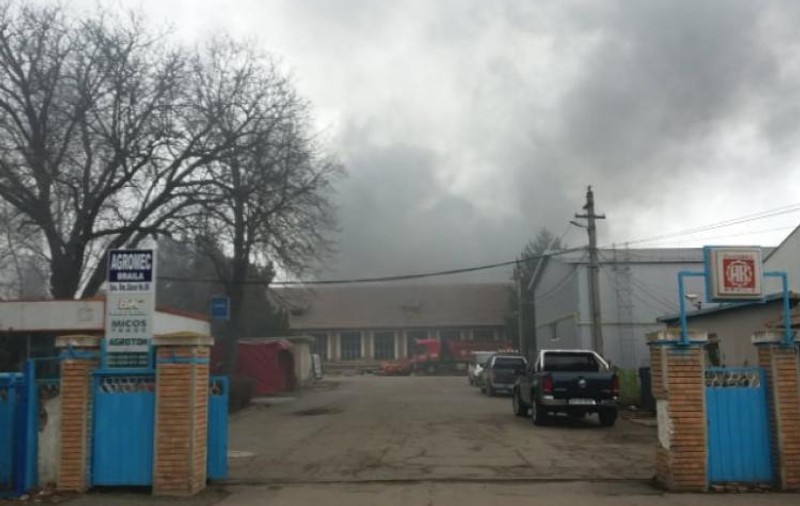 Incendiu la un depozit de anvelope şi vopseluri din Brăila. Pompierii au intervenit cu cinci autospeciale