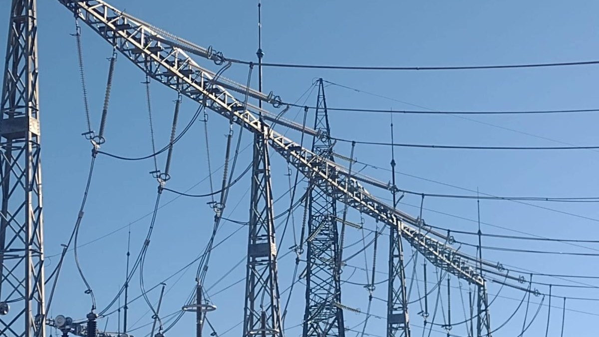 O rețea de stâlpi de curent electric