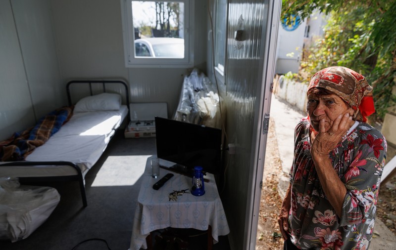 REPORTAJ. Crevedia, o lună după explozii. Și-a plâns caprele care au murit în suferință, iar acum, la 76 de ani, se acomodează cu viața în container: „E ca-n paradis, nu cade tavanul pe mine!”