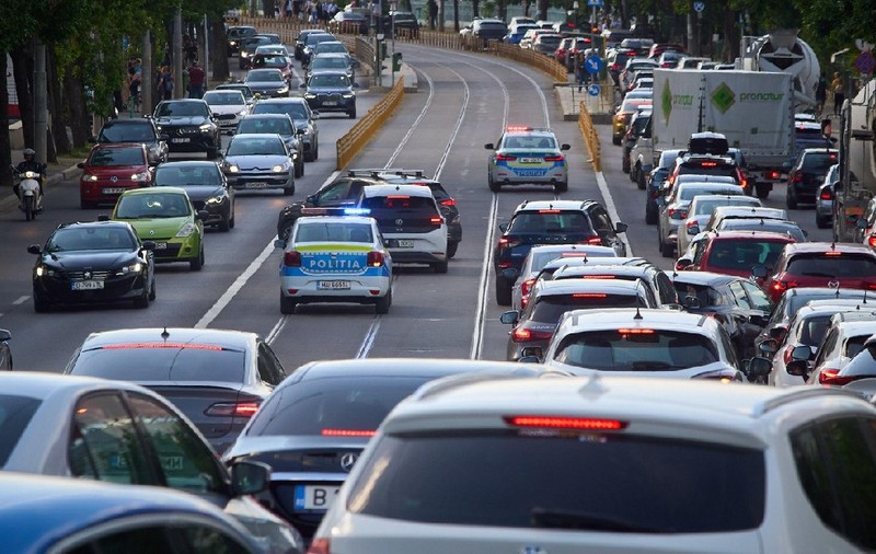 Când vor începe șoferii să plătească și pentru poluare: deja s-au scumpit accizele pentru carburanți, asigurările și rovinieta