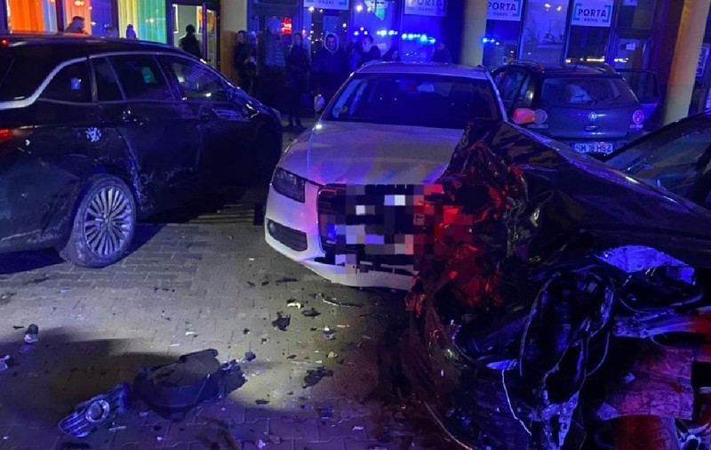 Un șofer a făcut prăpăd azi noapte cu mașina în parcarea unui complex sportiv din Satu Mare