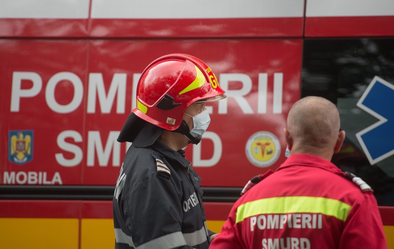 Un microbuz s-a răsturnat în Cluj. Două persoane au fost transportate la spital