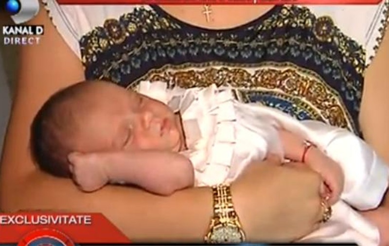 Iată ce fetiţă frumuşică are Liviu Guţă! Are câteva zile, dar este îmbrăcată în rochie Armani! FOTO