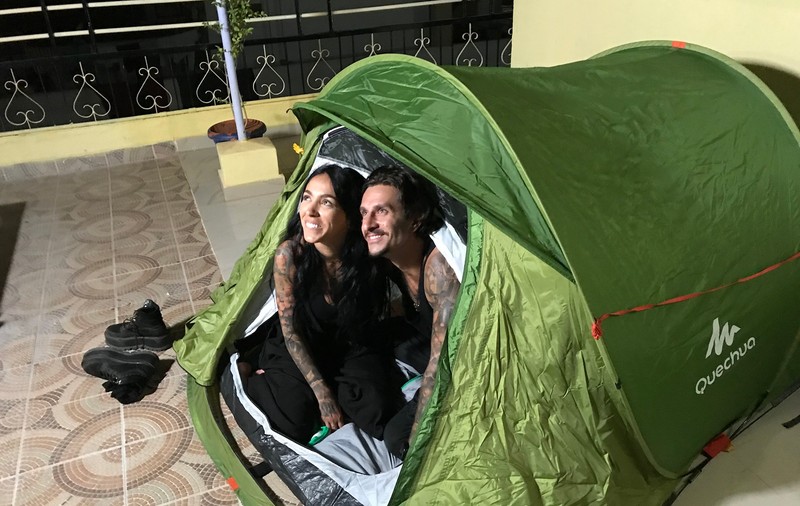 Concurenții din Asia Express au dormit în case cu şerpi, în cort şi împreună cu niște capre | FOTO