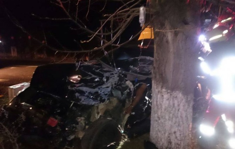 Accident mortal în Slănic-Prahova. Un șofer de 21 de ani a intrat într-o mașină parcată
