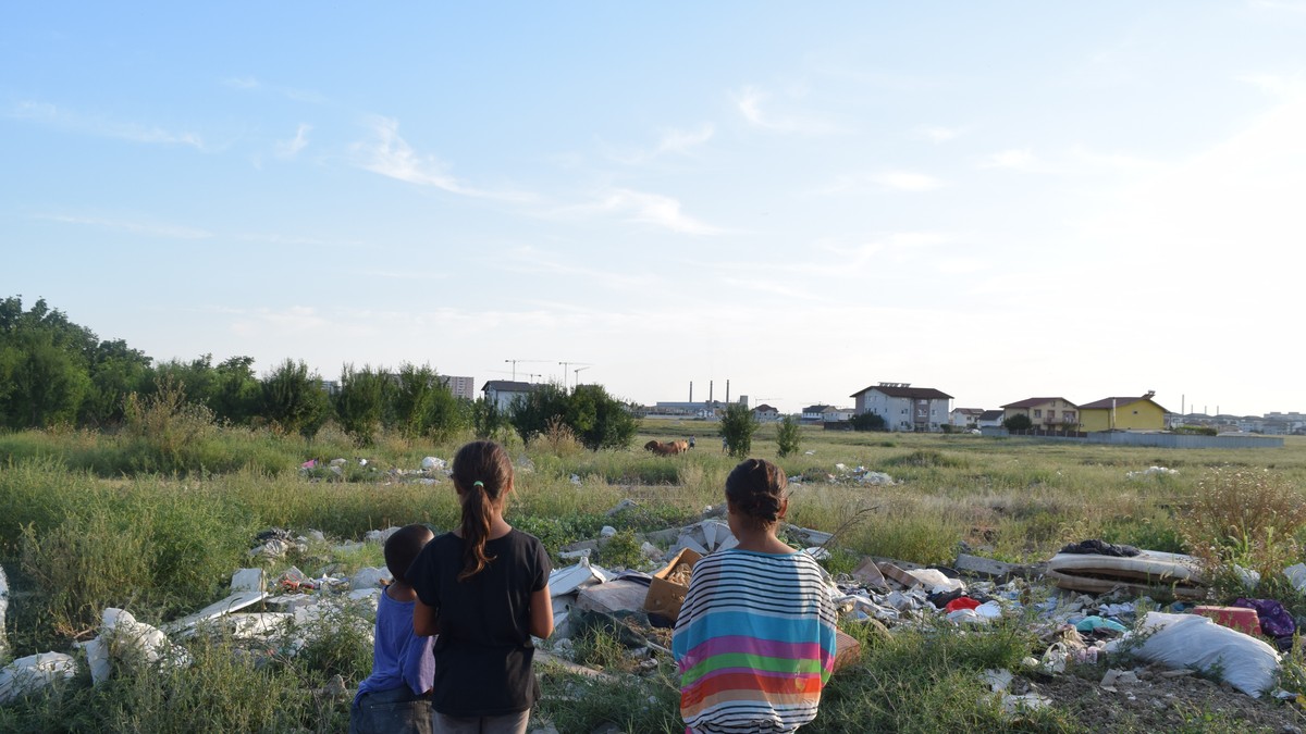 Sărăcia din România, în fotografii. Copii pe o groapă de gunoi