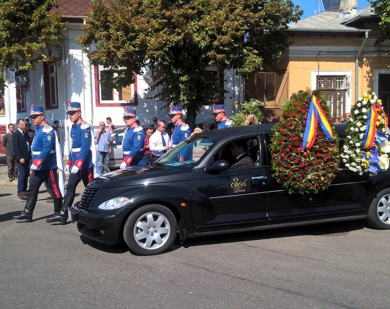 FOTO/ Mircea Ionescu Quintus a fost înmormântat cu onoruri militare și condus pe ultimul drum de sute de oameni