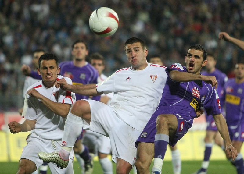 Meciul de fotbal dintre Poli Timisoara si UTA Arad. In imagine, Arman Karamyan.