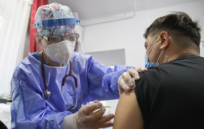 Vaccinarea cu a patra doză de vaccin anti-COVID a început. Cui îi este recomandată