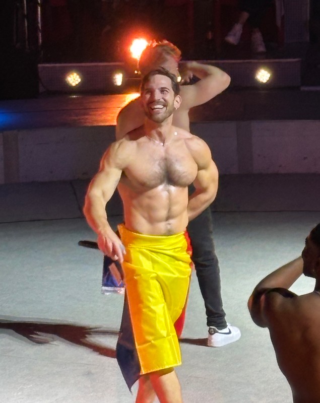Striptease cu tricolorul la Circul de Stat din București. Preludiu, excitare, delir: „Cum e România acum?”