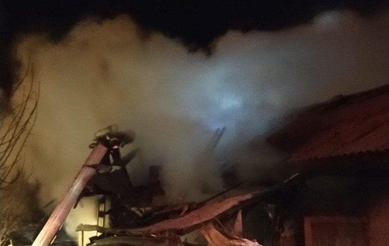 Gestul disperat făcut de un bărbat după ce locuința i-a luat foc, iar el nu a putut să sune la 112, că nu are telefon