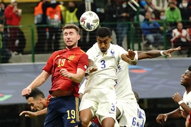 Presnel Kimpembe (France) - Aymeric Laporte (Espagne) - Football: La France remporte la coupe de la Ligue des Nations en battant l'Espagne 2 buts à 1 à Milan le 10 octobre 2021. © Norbert Scanella/Panoramic/Bestimage Football: France won the Nations League Cup by beating Spain 2 goals to 1 in Milan on October 10, 2021.