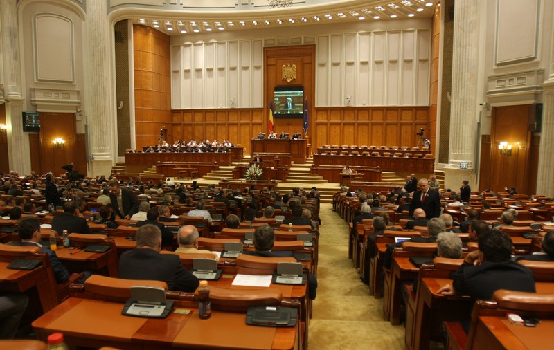Un grup de revoluţionari au ameninţat că se aruncă de la balcon, în timpul unei ȘEDINȚE A PARLAMENTULUI