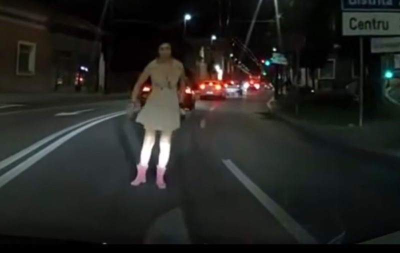 O tânără din Cluj a fost filmată când sare pe capota unei mașini și îi zâmbește dubios șoferului