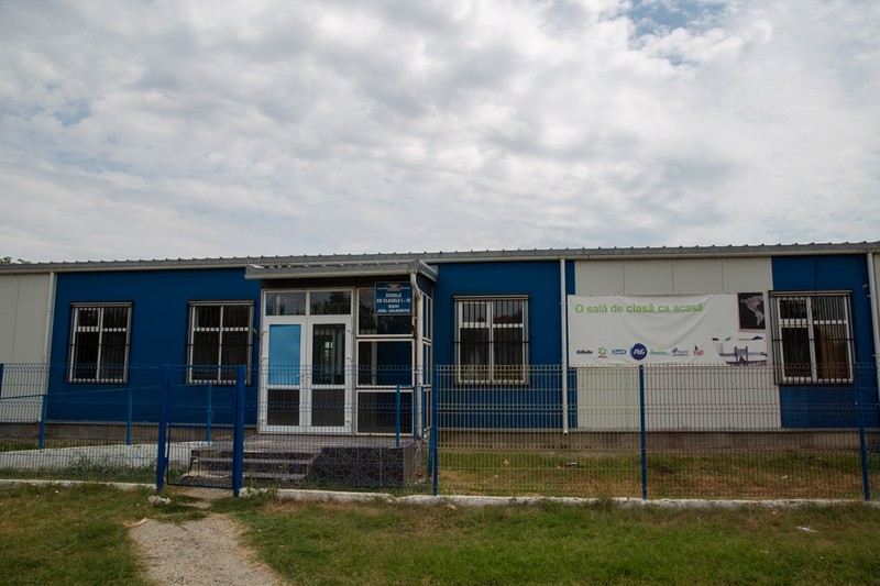 Şcoala din Raşi e compusă din containere donate şi dotate de o firmă privată